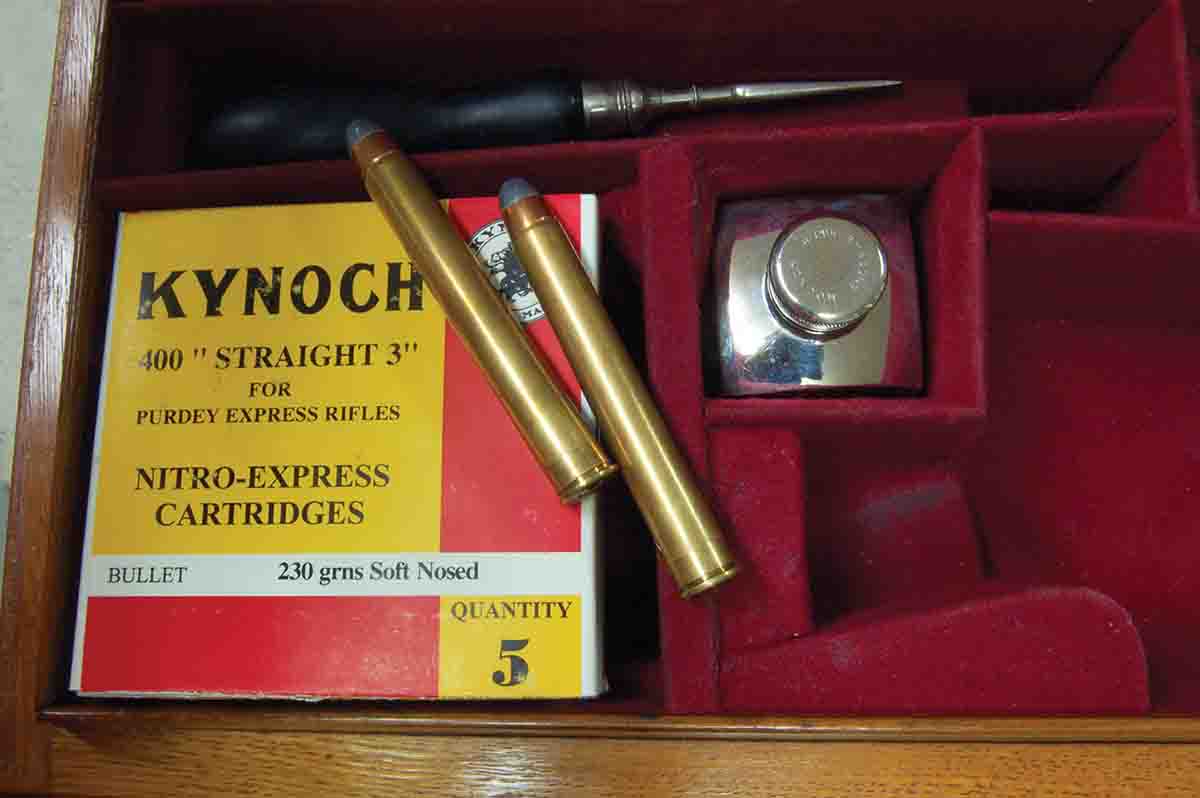 A newly made five-pack of Kynoch (Kynamco Ltd.) ammunition fits well in an old trunk case – just like the originals did over 100 years ago.